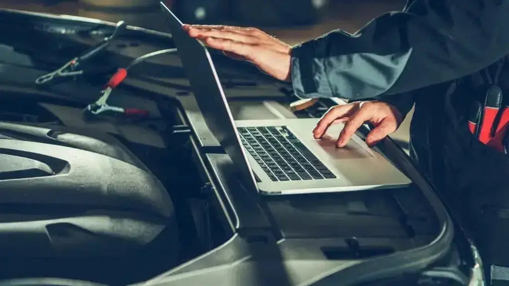Standalone Diagnosesoftware wird auf einem Laptop am Fahrzeugunterboden verwendet.